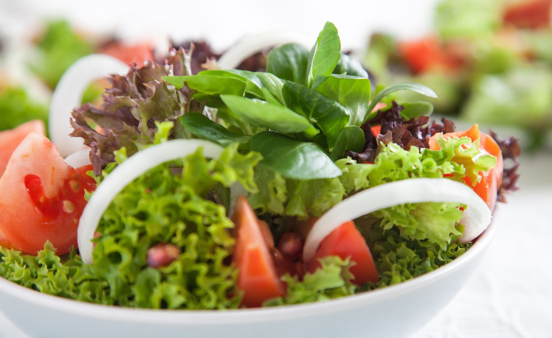 kleine Schüssel mit gemischten Salat 