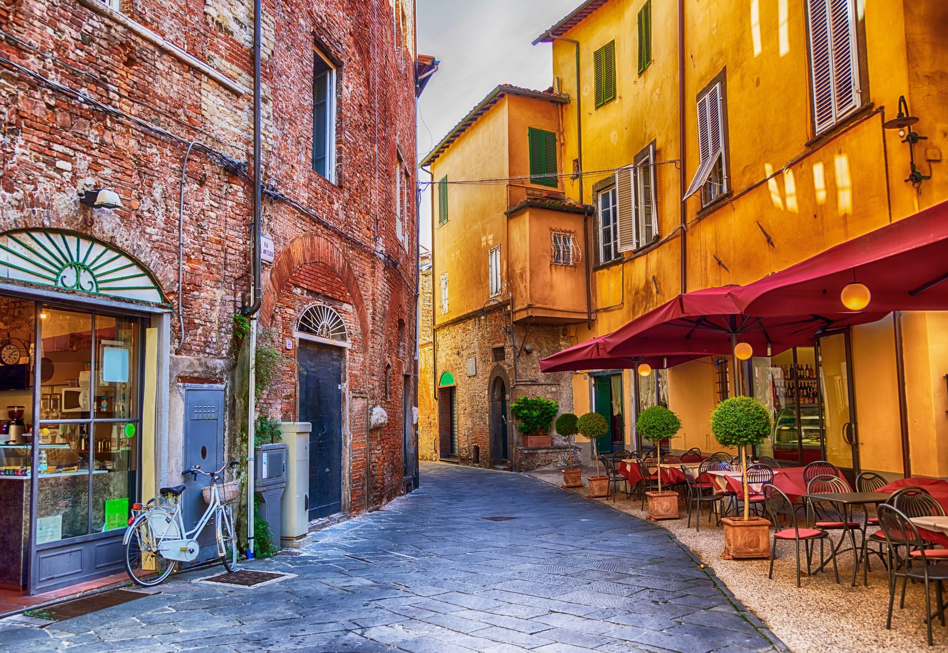 siesta hour in old town Lucca, Italy