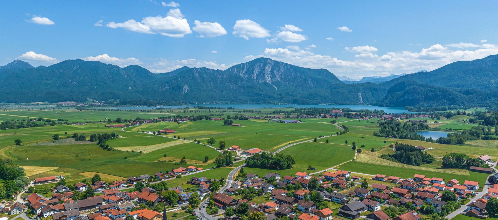 Panoramablick über Großweil am oberbayerischen Alpenrand zum Kochelsee