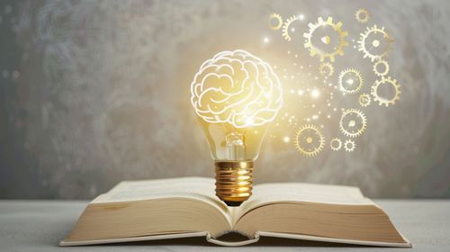 Offenes Buch mit leuchtender Idee – Symbol für Wissen und Innovation