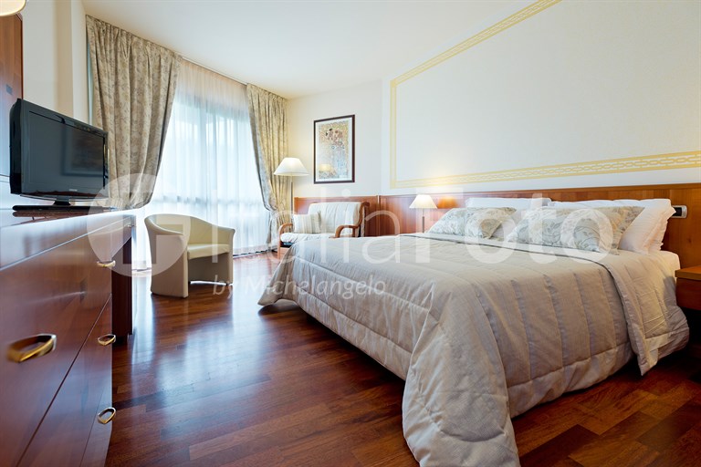 20240807102507_08-h-savoybeach-room--3-